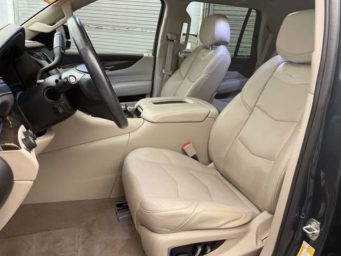 Used 2020 Cadillac Escalade Luxury w/ LPO, Radiant Package AWD/4WD image 19