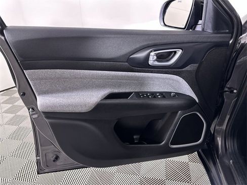 Used 2024 Jeep Compass Latitude image 23