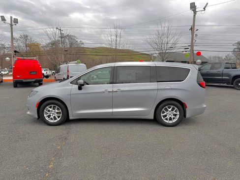 Used 2023 Chrysler Voyager LX image 4