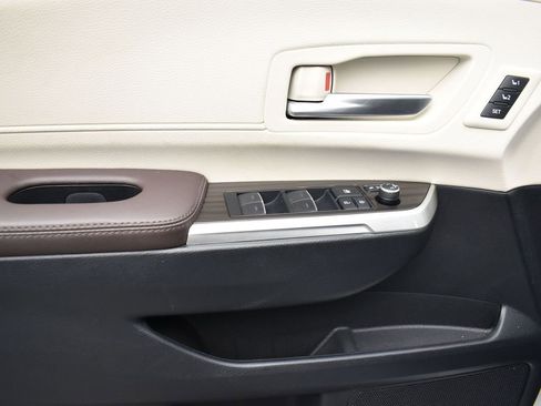 Used 2023 Toyota Sienna Platinum image 10