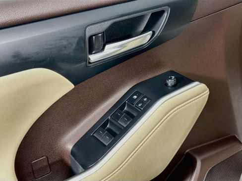 Used 2020 Toyota Highlander XLE AWD/4WD image 17