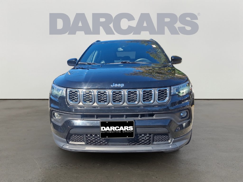 Used 2024 Jeep Compass Latitude AWD/4WD image 2