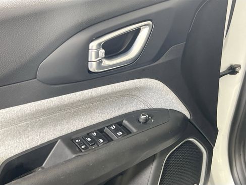 Used 2022 Jeep Compass Latitude w/ Sun and Sound Group image 17