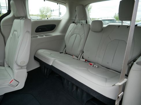 Used 2021 Chrysler Pacifica Touring-L w/ Premium & Safety Sphere Group FWD image 17