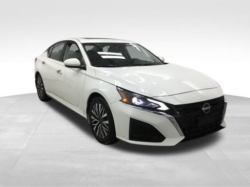 Used 2024 Nissan Altima 2.5 SV w/ SV Premium Package image 3