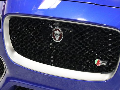 Used 2019 Jaguar F-PACE S image 14