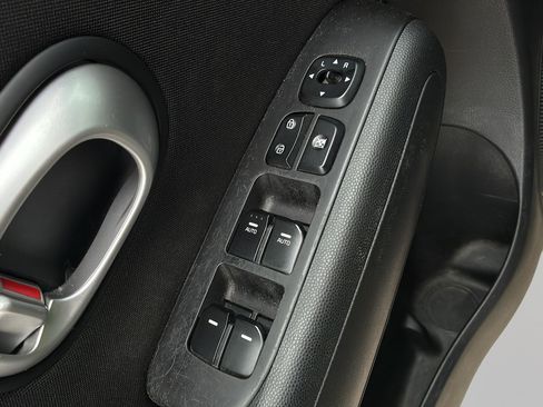 Used 2014 Kia Soul + FWD image 12