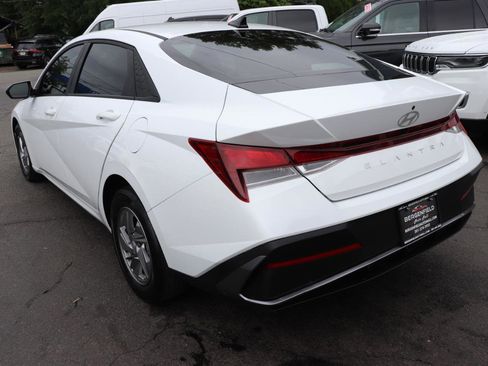 Used 2024 Hyundai Elantra SE FWD image 3