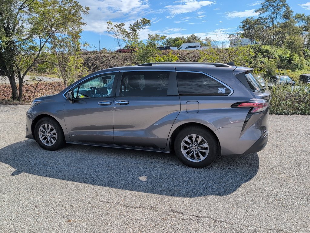 Used 2021 Toyota Sienna XLE w/ XLE Plus Package AWD/4WD image 4