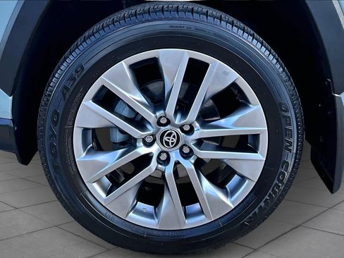 Used 2022 Toyota RAV4 XLE Premium image 10