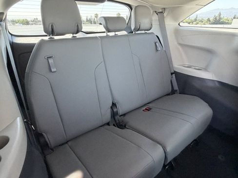 Certified 2022 Toyota Sienna XLE FWD image 17