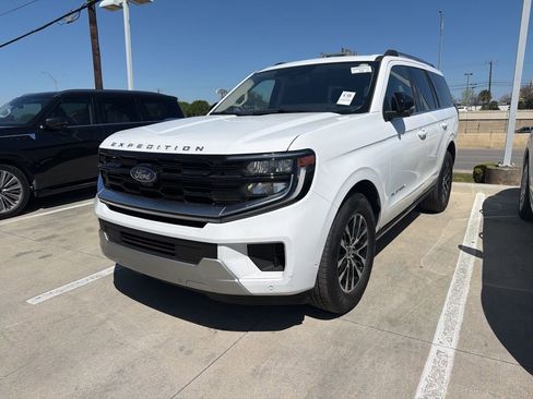Used 2025 Ford Expedition Platinum image 2