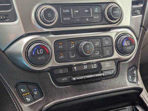 Used 2015 Chevrolet Suburban LTZ RWD image 18