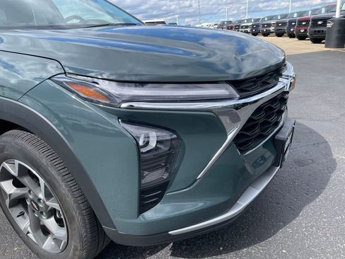 Used 2025 Chevrolet Trax LT FWD image 24