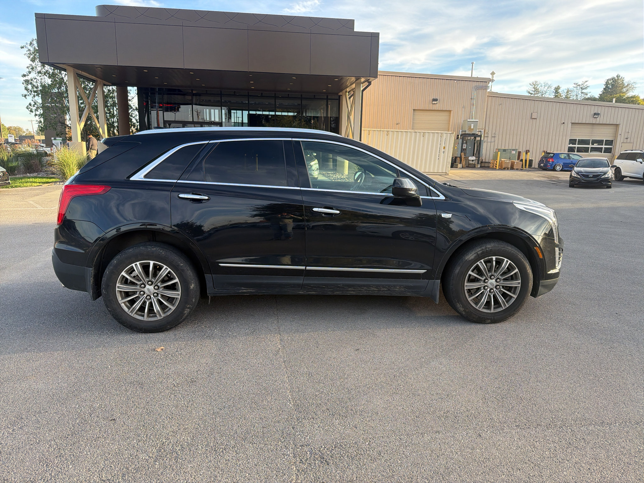 Used 2017 Cadillac XT5 Luxury w/ LPO, Wheel Lock Package AWD/4WD image 2