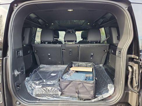 Used 2026 Land Rover Defender 110 X-Dynamic SE image 13