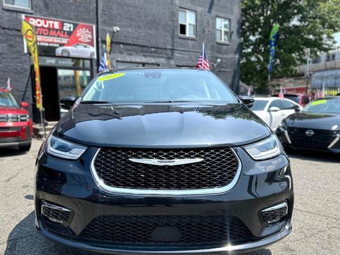Used 2023 Chrysler Pacifica Touring-L FWD image 2