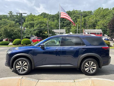 Used 2022 Nissan Pathfinder SL w/ SL Black Package AWD/4WD image 6