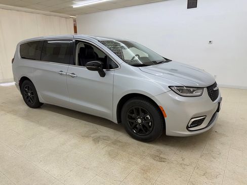 Used 2024 Chrysler Pacifica Touring-L FWD image 8