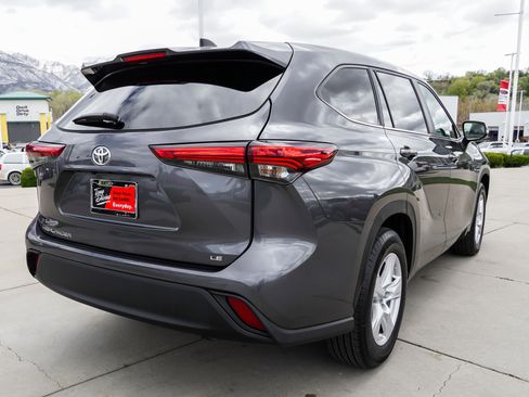 Used 2023 Toyota Highlander LE FWD image 8