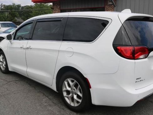 Used 2020 Chrysler Pacifica Touring w/ Tire & Wheel Group FWD image 5