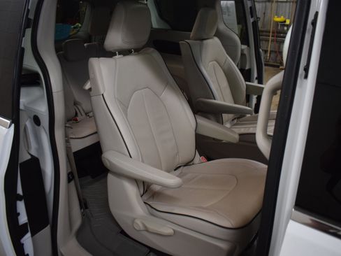 Used 2017 Chrysler Pacifica Platinum image 6