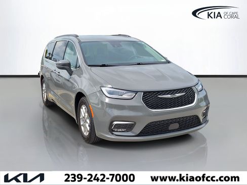 Used 2022 Chrysler Pacifica Touring-L FWD image 1