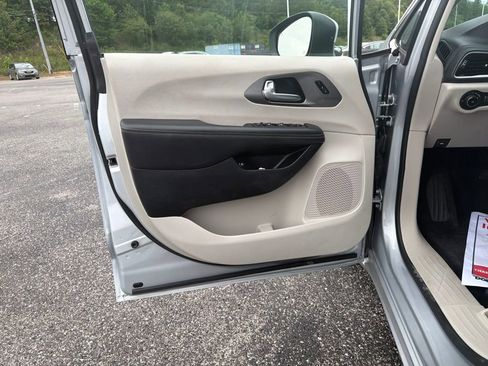 Used 2023 Chrysler Pacifica Touring-L FWD image 10