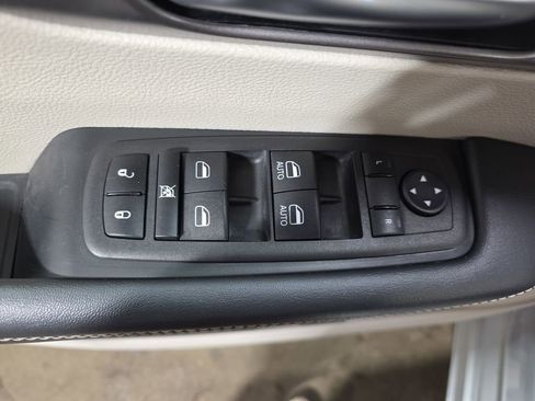 Used 2023 Chrysler Pacifica Touring-L image 29