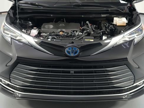 Used 2024 Toyota Sienna Platinum image 8