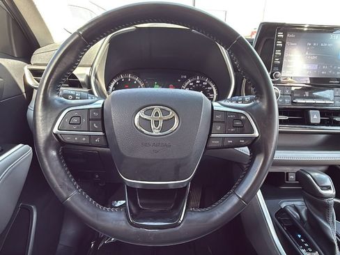 Used 2021 Toyota Highlander XLE AWD/4WD image 23