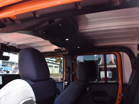 Used 2025 Jeep Gladiator Rubicon w/ Technology Group image 26