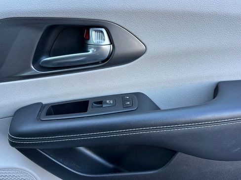 Used 2024 Chrysler Pacifica Select image 20