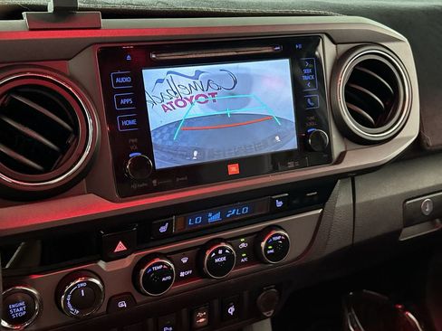 Used 2017 Toyota Tacoma TRD Sport AWD/4WD image 18