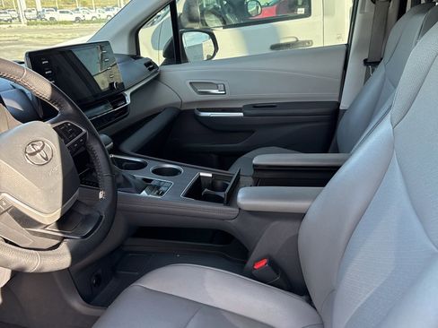 Used 2022 Toyota Sienna XLE image 7