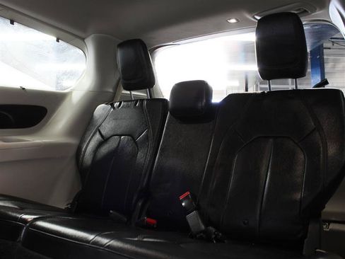 Used 2019 Chrysler Pacifica Touring-L FWD image 18