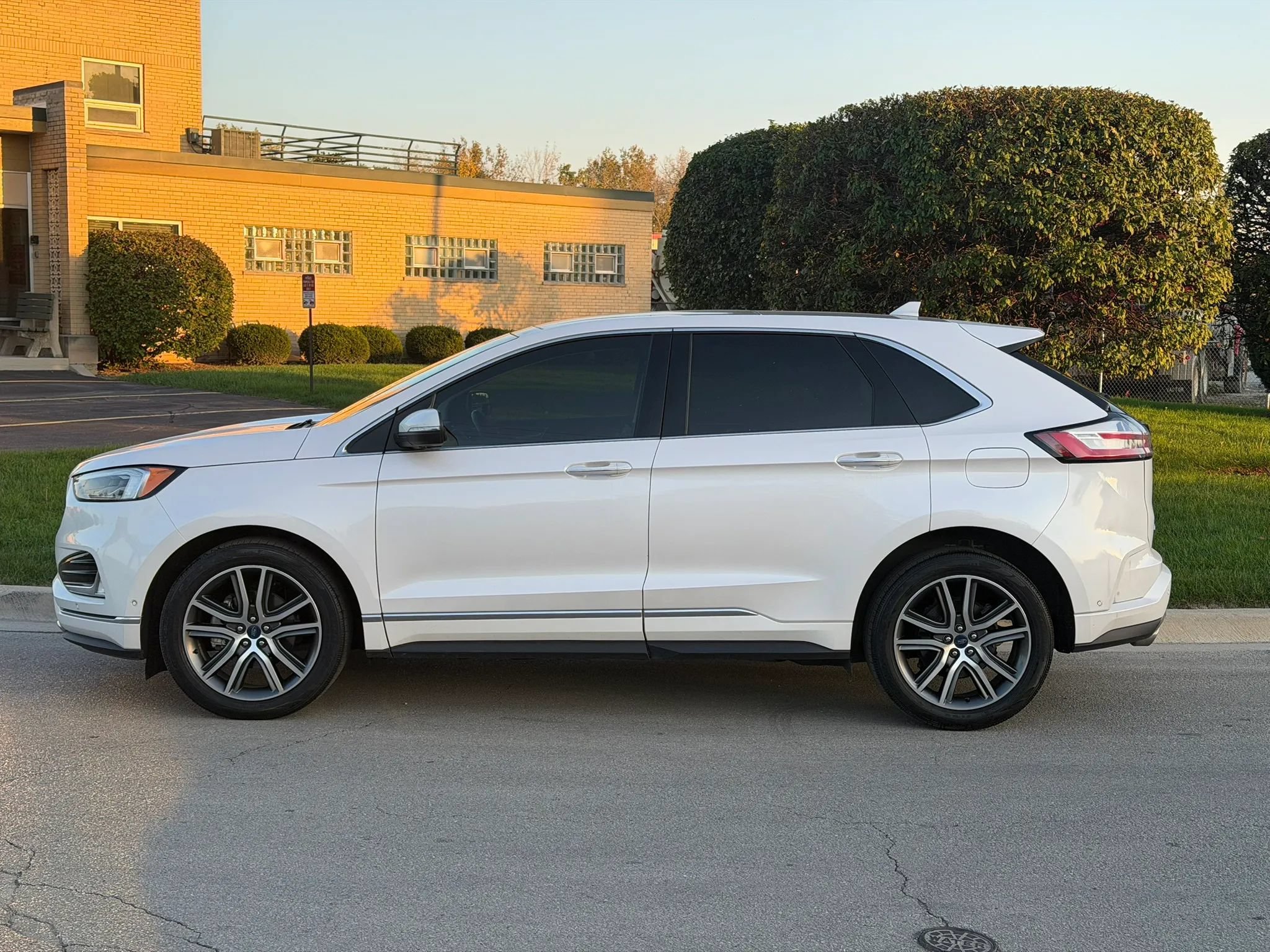 Used 2019 Ford Edge Titanium w/ Equipment Group 301A FWD image 2