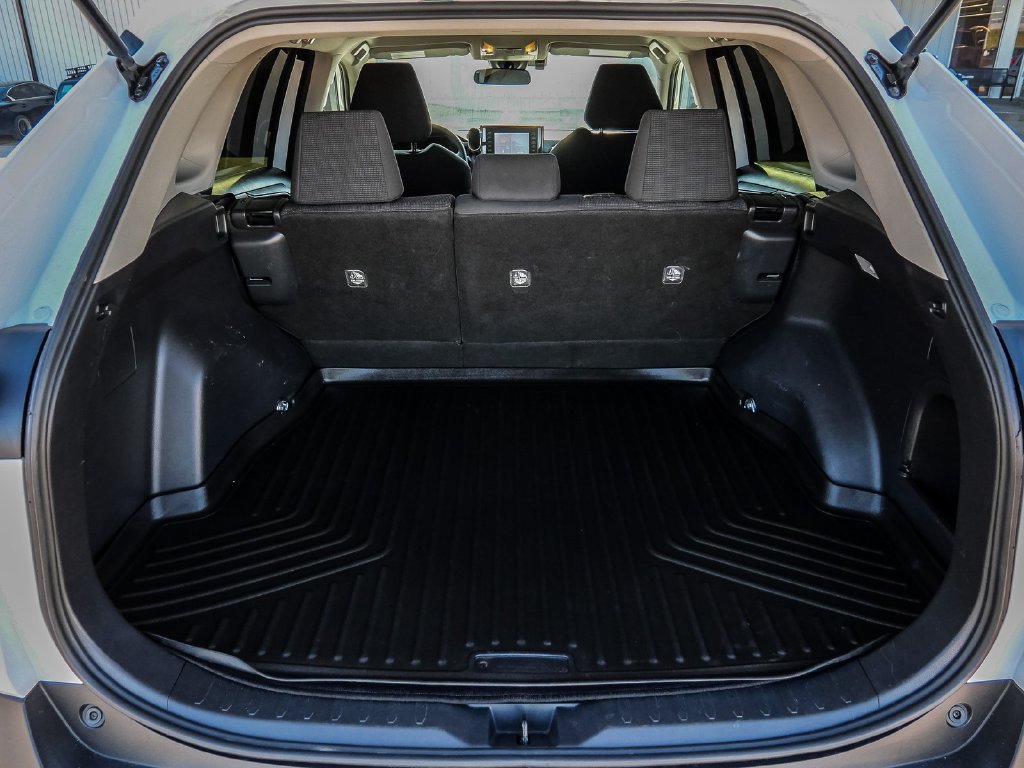 Used 2019 Toyota RAV4 LE AWD/4WD image 14