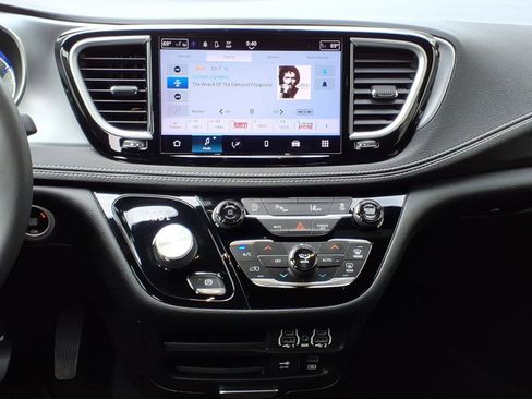 Used 2022 Chrysler Pacifica Touring FWD image 12
