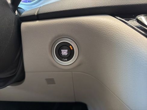 Used 2023 Chrysler Pacifica Touring-L FWD image 31