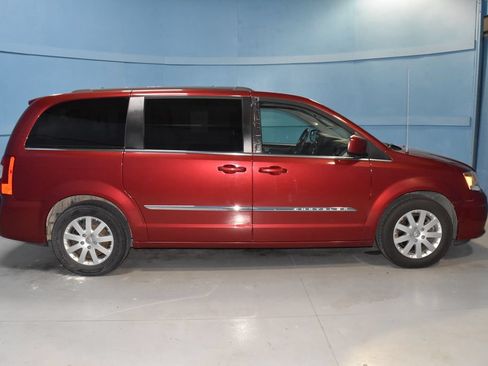Used 2016 Chrysler Town & Country Touring FWD image 21
