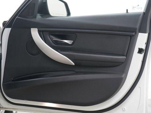 Used 2018 BMW 320i xDrive 320i xDrive image 11