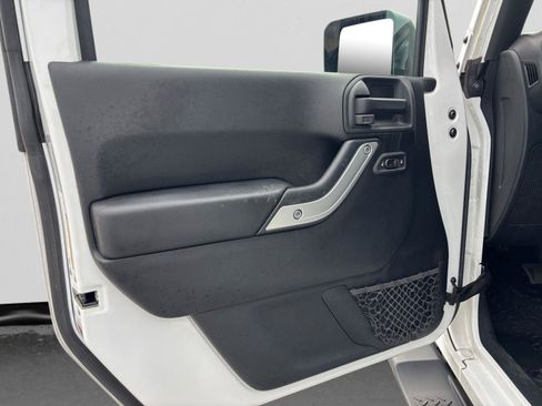 Used 2017 Jeep Wrangler Sahara w/ Connectivity Group AWD/4WD image 36