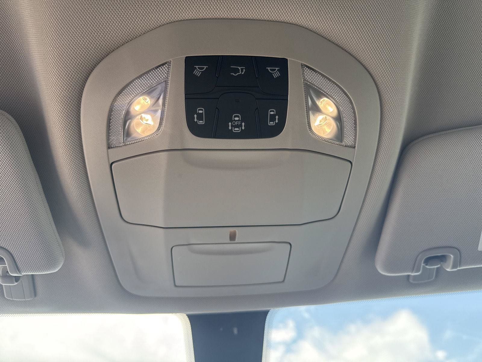 Used 2022 Chrysler Voyager LX FWD image 27