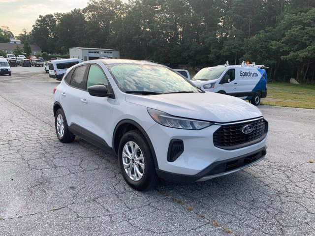 Used 2025 Ford Escape Active AWD/4WD image 2