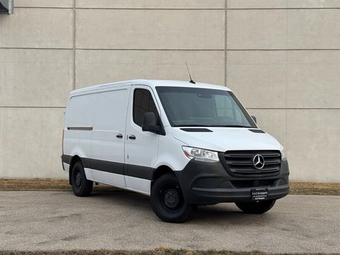 Used 2021 Mercedes-Benz Sprinter 2500 image 2
