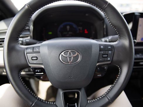 Used 2025 Toyota Camry SE AWD/4WD image 11