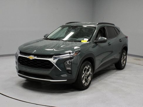 Used 2025 Chevrolet Trax LT FWD image 7