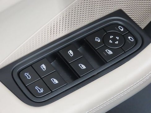 Certified 2025 Porsche Macan 4 Electric AWD/4WD image 38