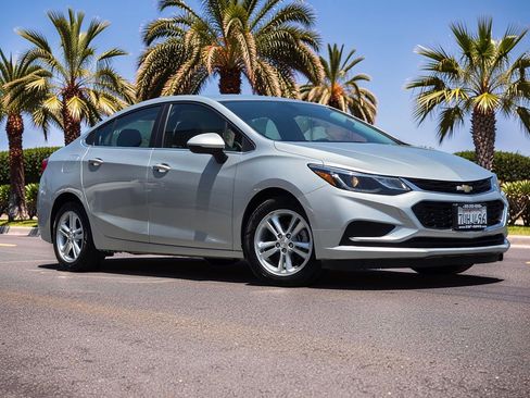 Used 2016 Chevrolet Cruze LT w/ Convenience Package FWD image 2